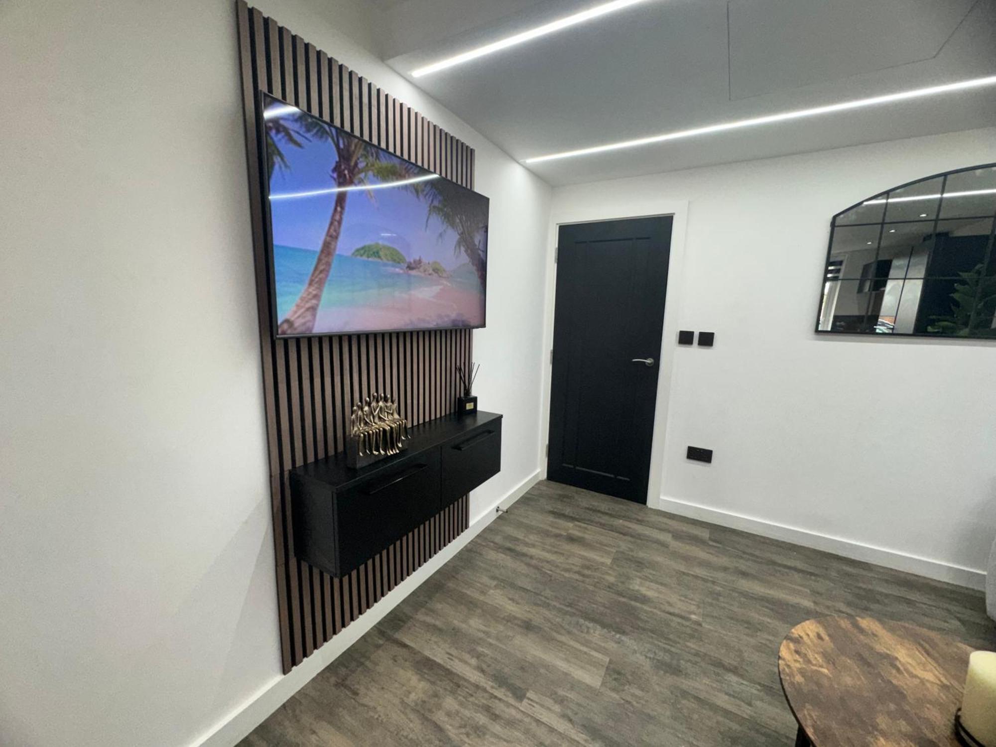 Luxury Flat In Apartment Uxbridge